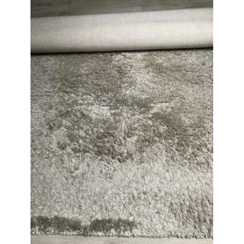 Hoogpolig vloerkleed beige