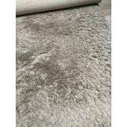 Hoogpolig vloerkleed beige
