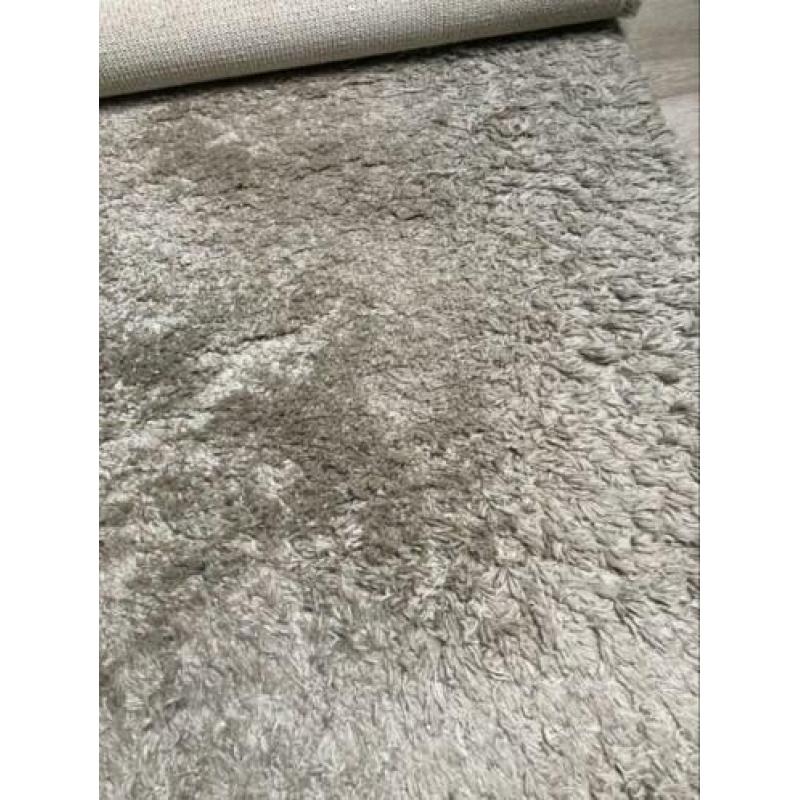 Hoogpolig vloerkleed beige