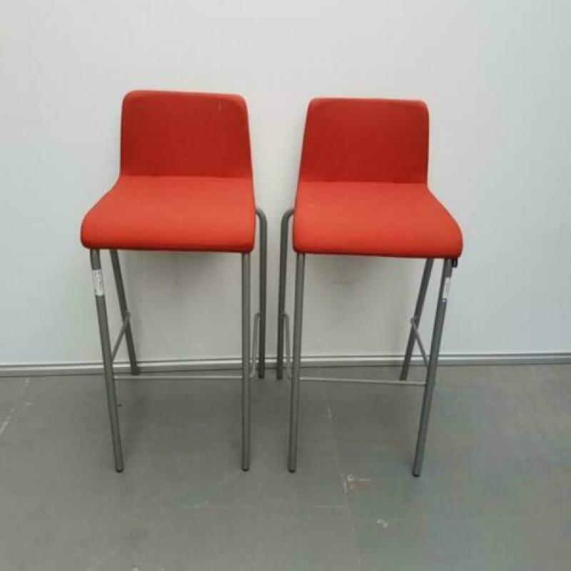 Set 2 x STEELCASE hoge barkrukken met oranje stof 78 cm