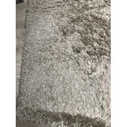 Hoogpolig vloerkleed beige