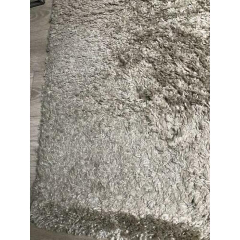 Hoogpolig vloerkleed beige