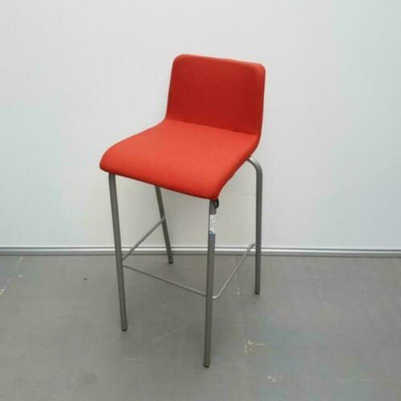 Set 2 x STEELCASE hoge barkrukken met oranje stof 78 cm