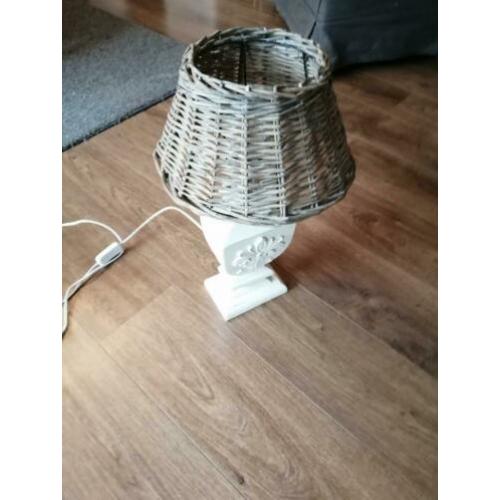Houten tafel lamp met ratan kap