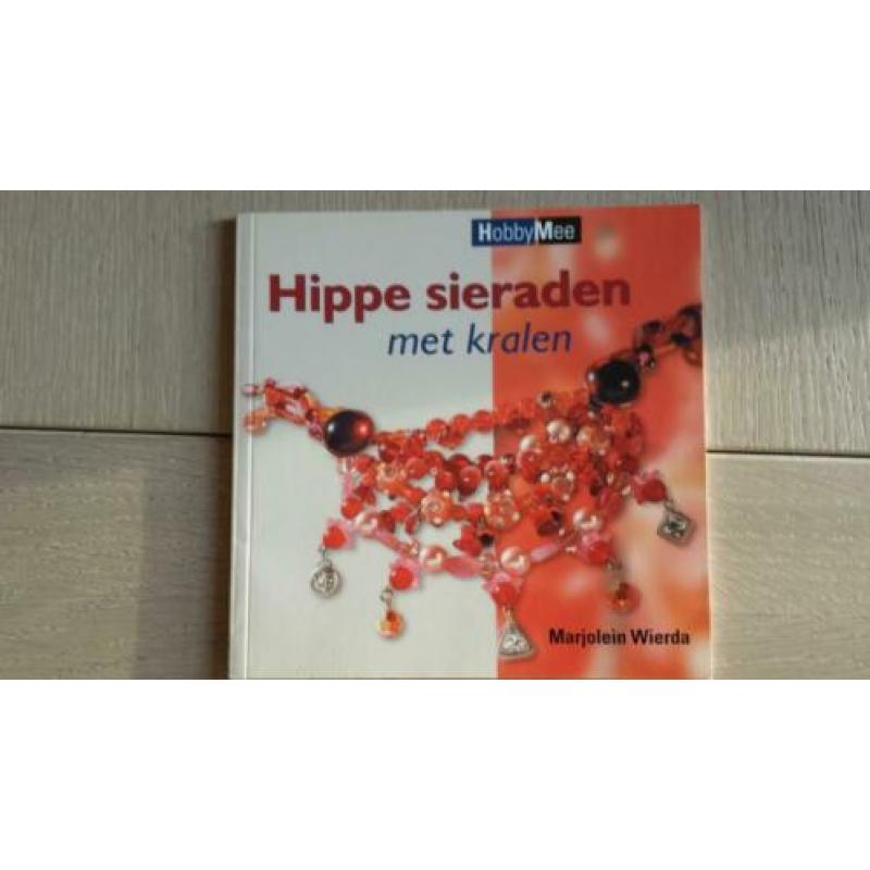 Twee boeken sieraden maken, Marjolein Wierda en Scheffers