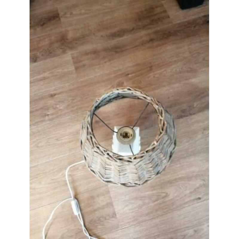 Houten tafel lamp met ratan kap