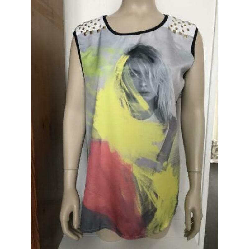 Fotoprint shirt top sweewe zwart gekleurd print studs goud M