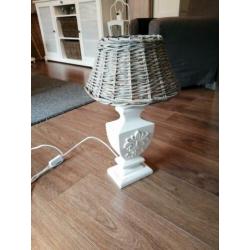 Houten tafel lamp met ratan kap
