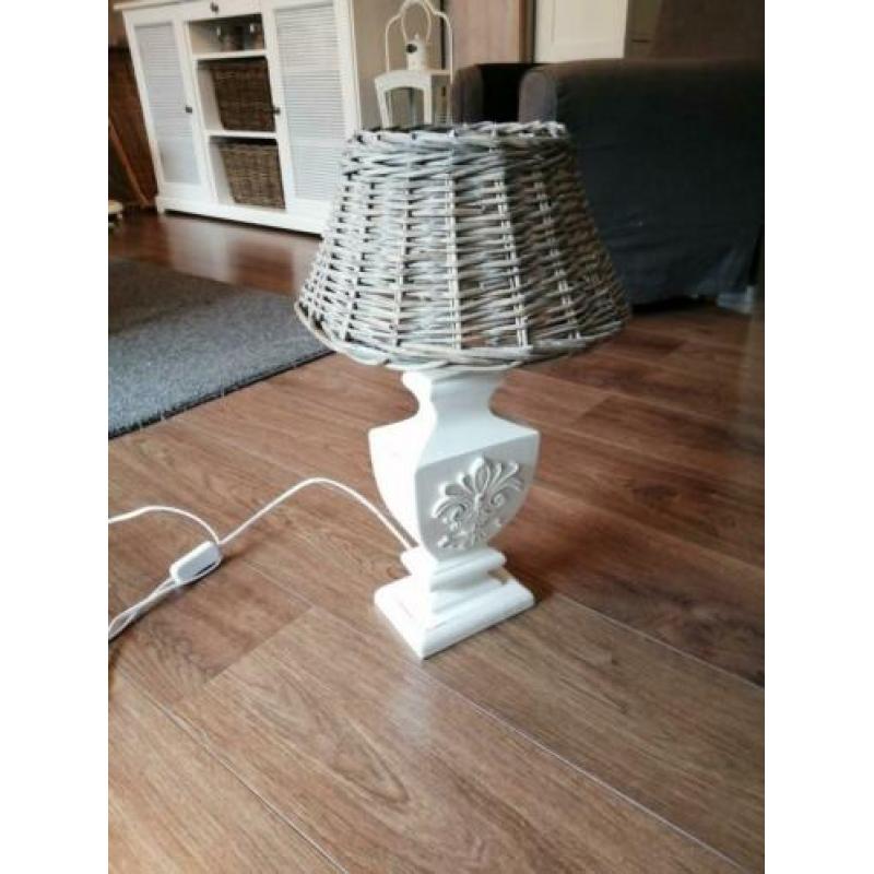 Houten tafel lamp met ratan kap