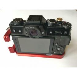 Fujifilm X-T10 body zwart en met L-Plate Grip rood