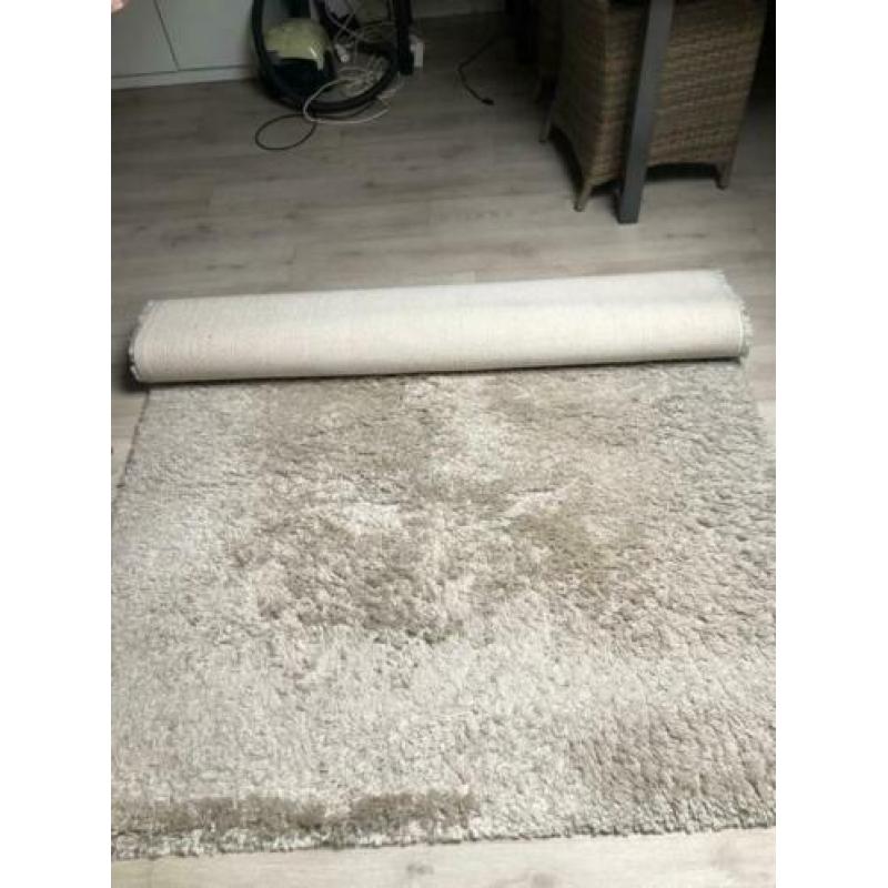 Hoogpolig vloerkleed beige