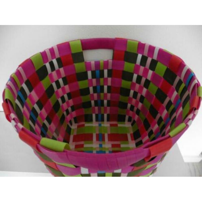 Grote mand gevlochten in kleurtjes retro wasmand speelgoed