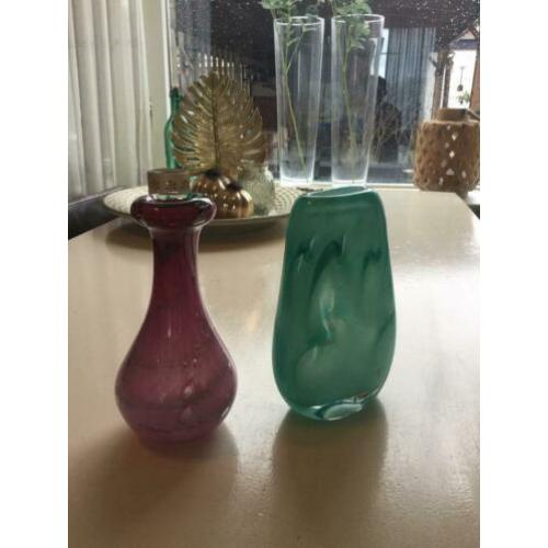 2 vazen van geblazen glas zeegroen en oud roze 20 cm hoog