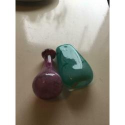 2 vazen van geblazen glas zeegroen en oud roze 20 cm hoog