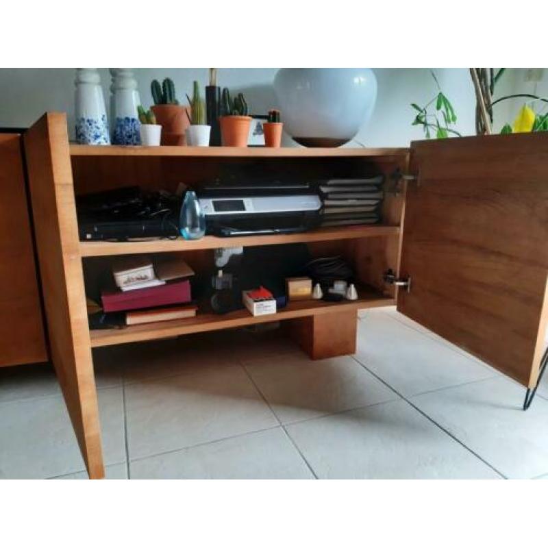Mooi, teak houten en zeer zwaar dressoir tv-meubel.