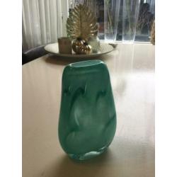2 vazen van geblazen glas zeegroen en oud roze 20 cm hoog