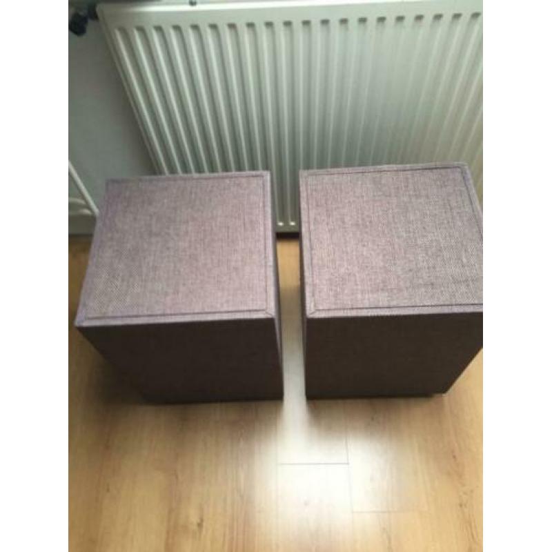 2 hockers / nachtkastjes