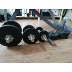 Sport bankje plus dumbells en schijven totaal 32,5 kg