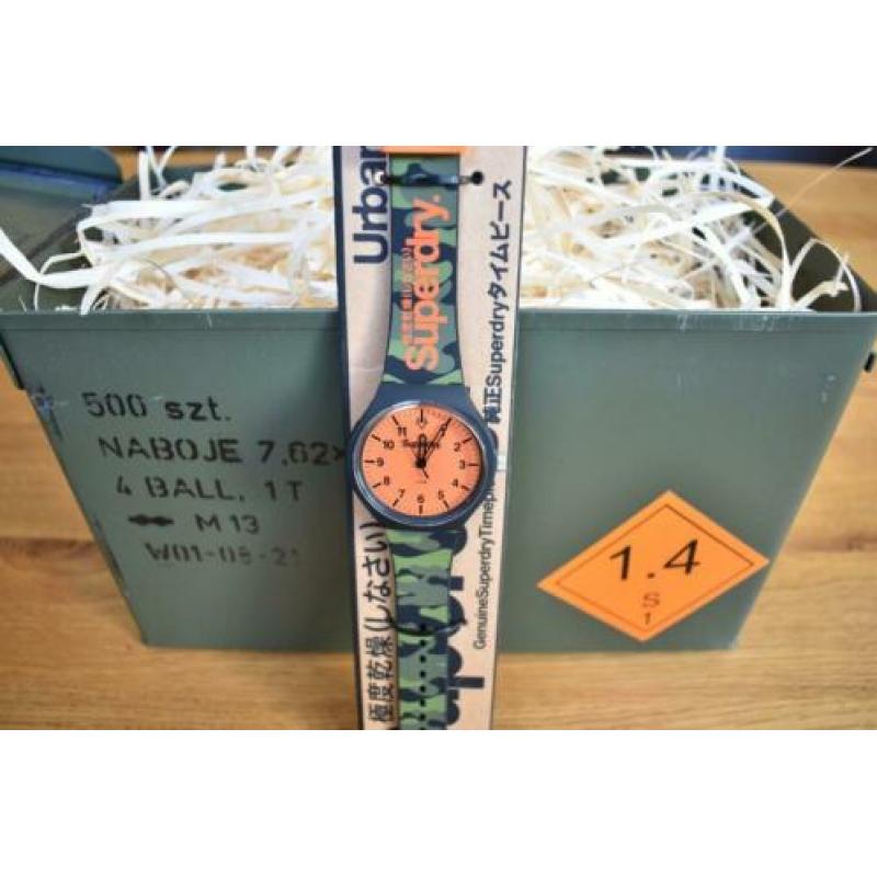 Leger munitiekist met nieuwe Superdry Urban XL horloge. Ammo
