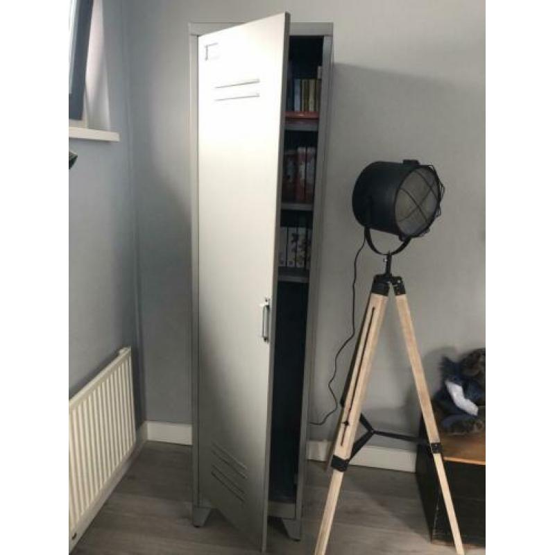 Stoere ijzeren grijze lockerkast