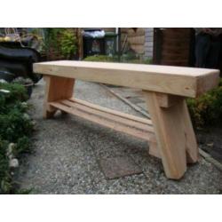 Diverse houten tuinbankjes