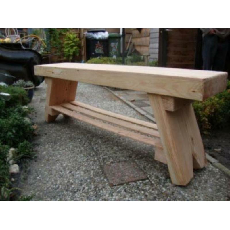 Diverse houten tuinbankjes