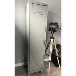 Stoere ijzeren grijze lockerkast