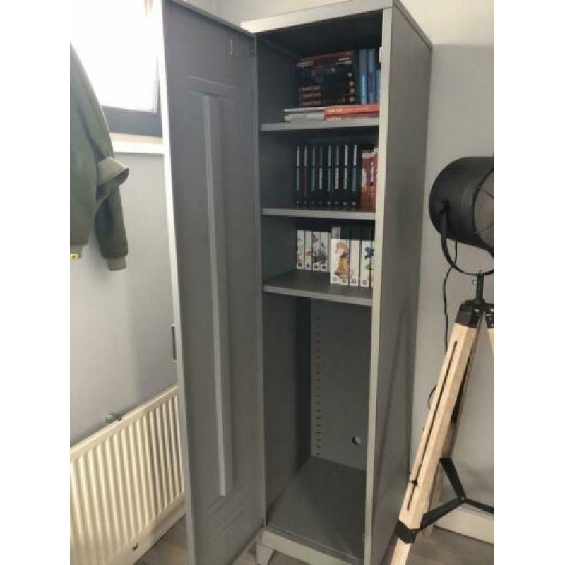 Stoere ijzeren grijze lockerkast