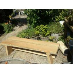 Diverse houten tuinbankjes