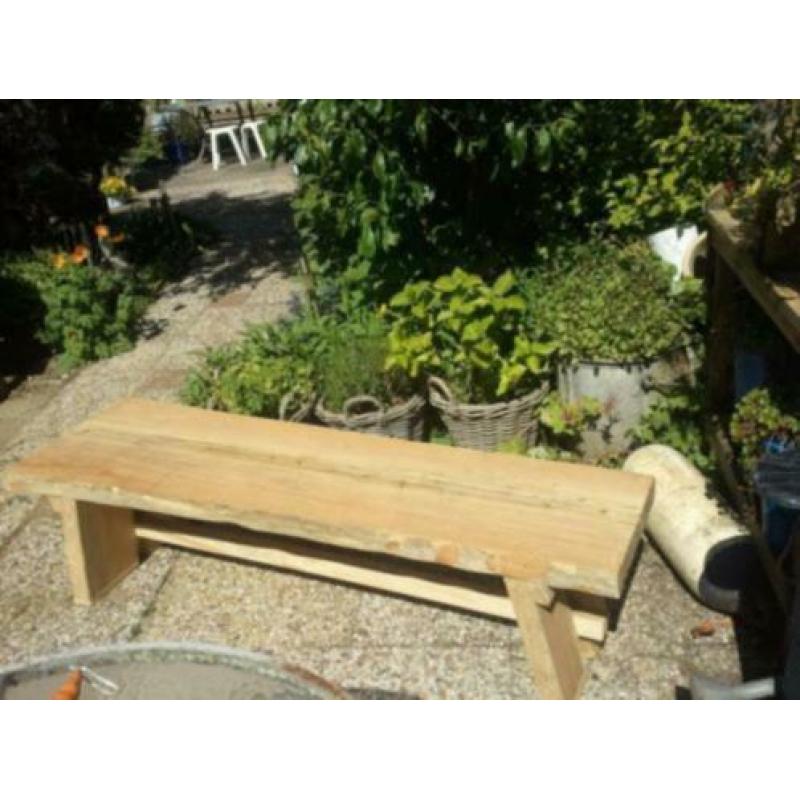 Diverse houten tuinbankjes