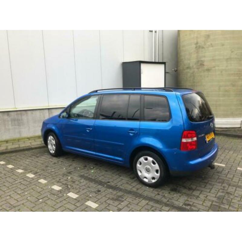 Volkswagen Touran 1.6 16V FSI Highline DSG NAVi DVD