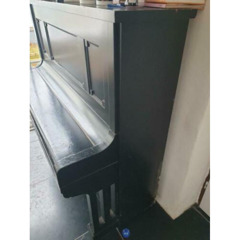 Zwarte piano