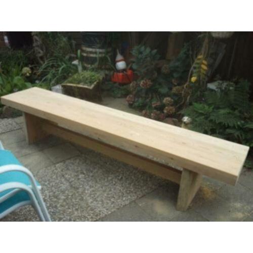 Diverse houten tuinbankjes