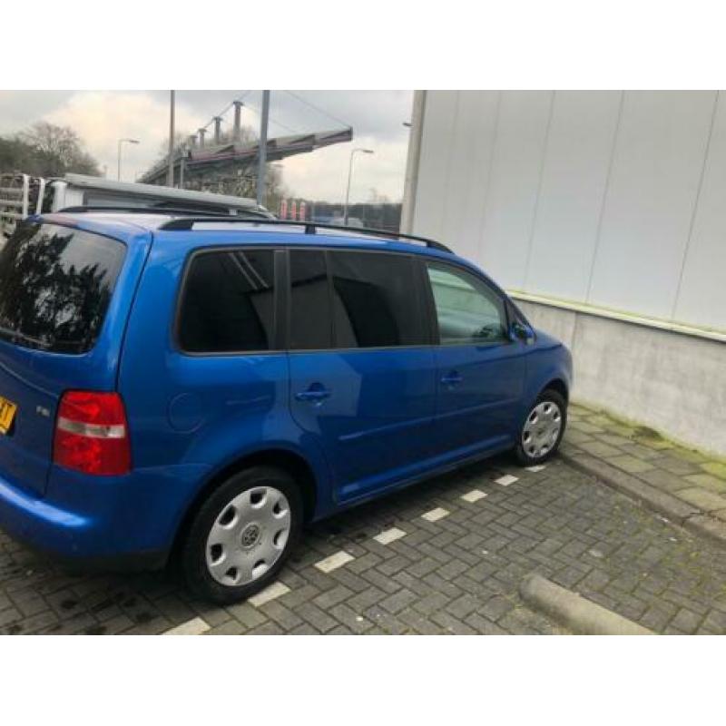 Volkswagen Touran 1.6 16V FSI Highline DSG NAVi DVD