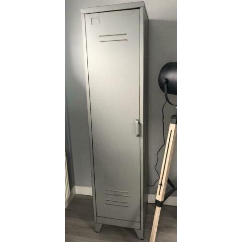 Stoere ijzeren grijze lockerkast