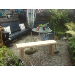 Diverse houten tuinbankjes
