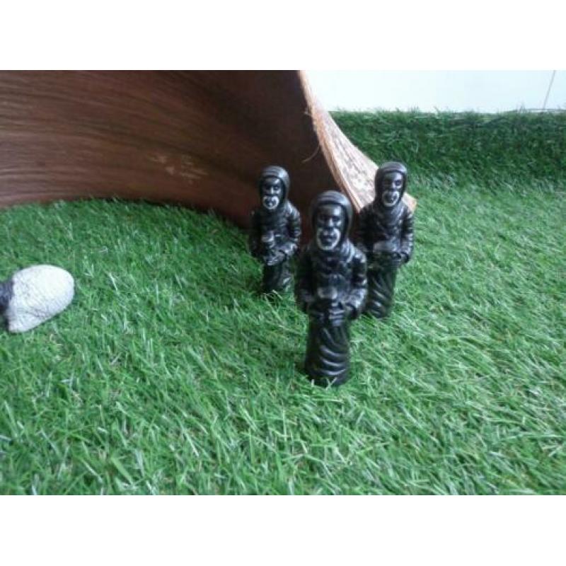 Bijzondere Afrikaanse kerststal met 10 stenen figuren +stal