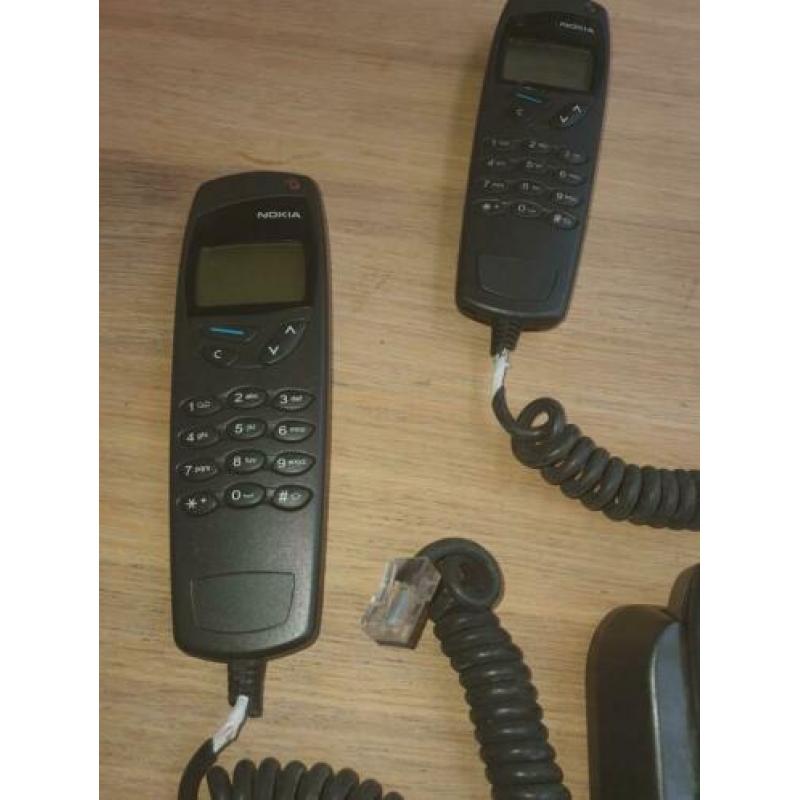Auto telefoon werkend, met 2 toestellen. Magazijn restant.