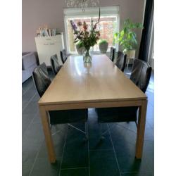 Unieke, handgemaakte eettafel met een blad van perenhout
