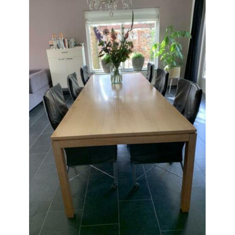 Unieke, handgemaakte eettafel met een blad van perenhout