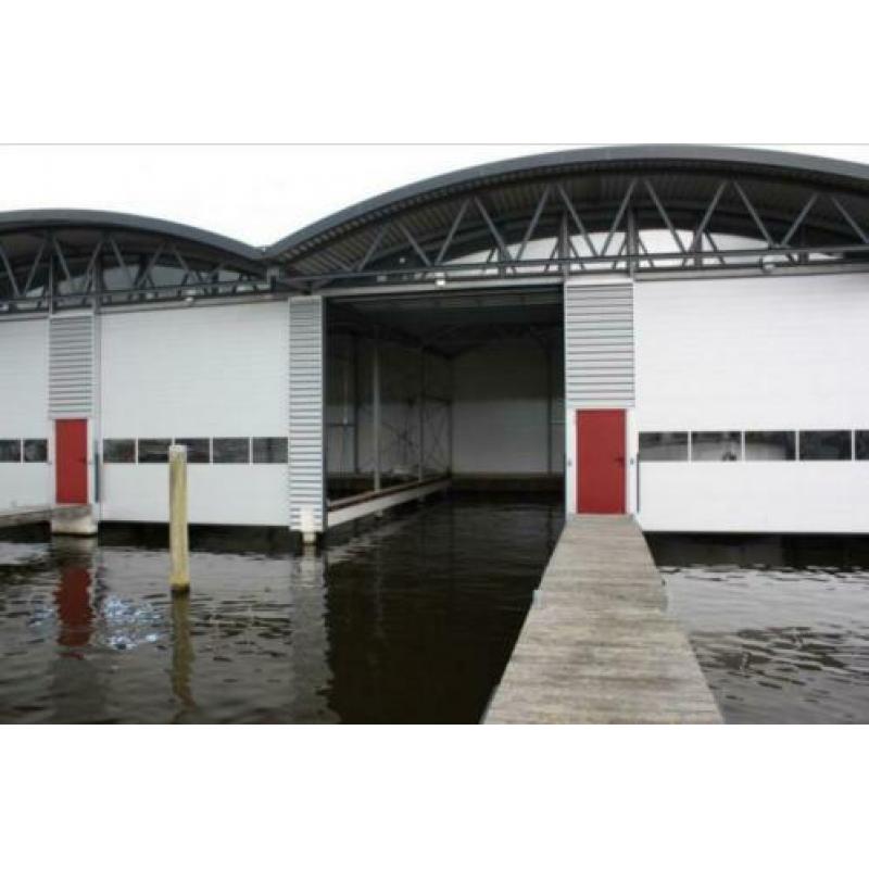 Te huur schiphuis met garage en parkeerplaats in Heeg