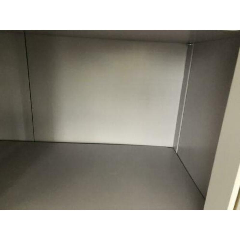 Ikea kast, vitrinekast kan ook als boekenkast. Kleur lila