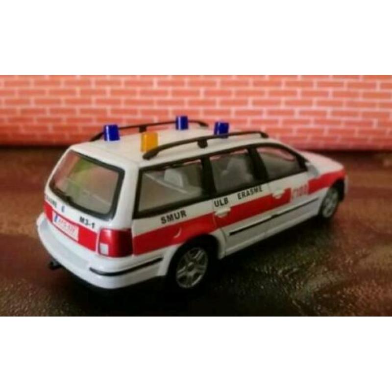 VW Passat Ambulance 1:43
