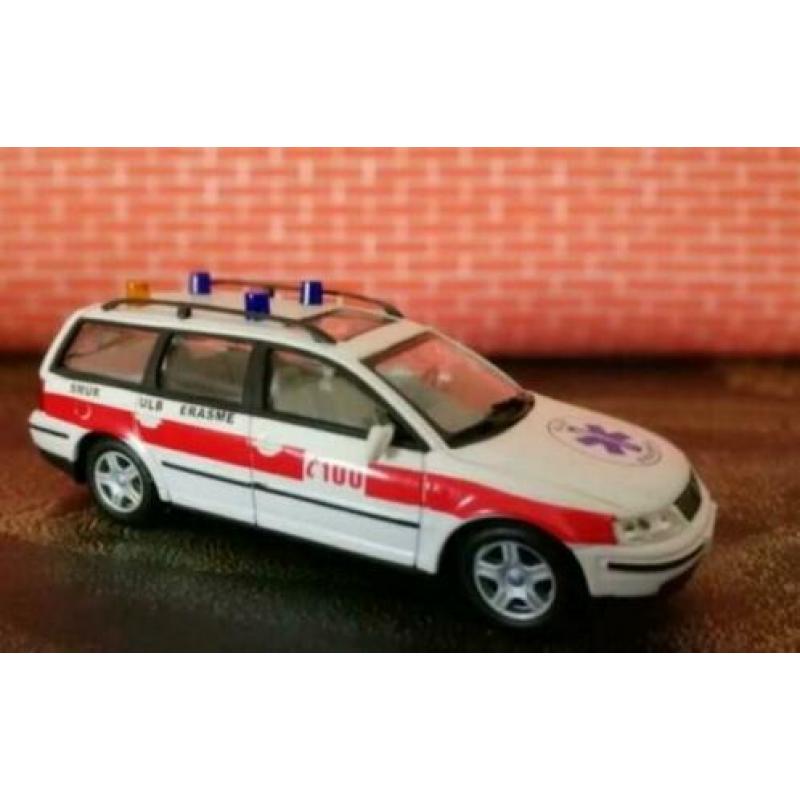 VW Passat Ambulance 1:43