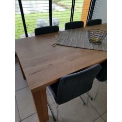 Degelijke massief blank eiken tafel (200×90) met 6 stoelen..