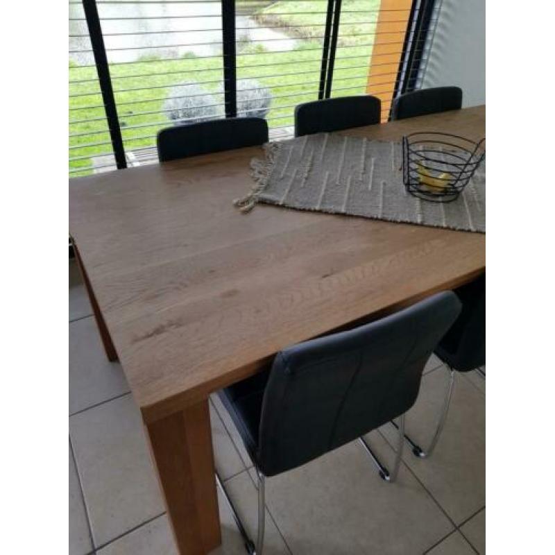 Degelijke massief blank eiken tafel (200×90) met 6 stoelen..