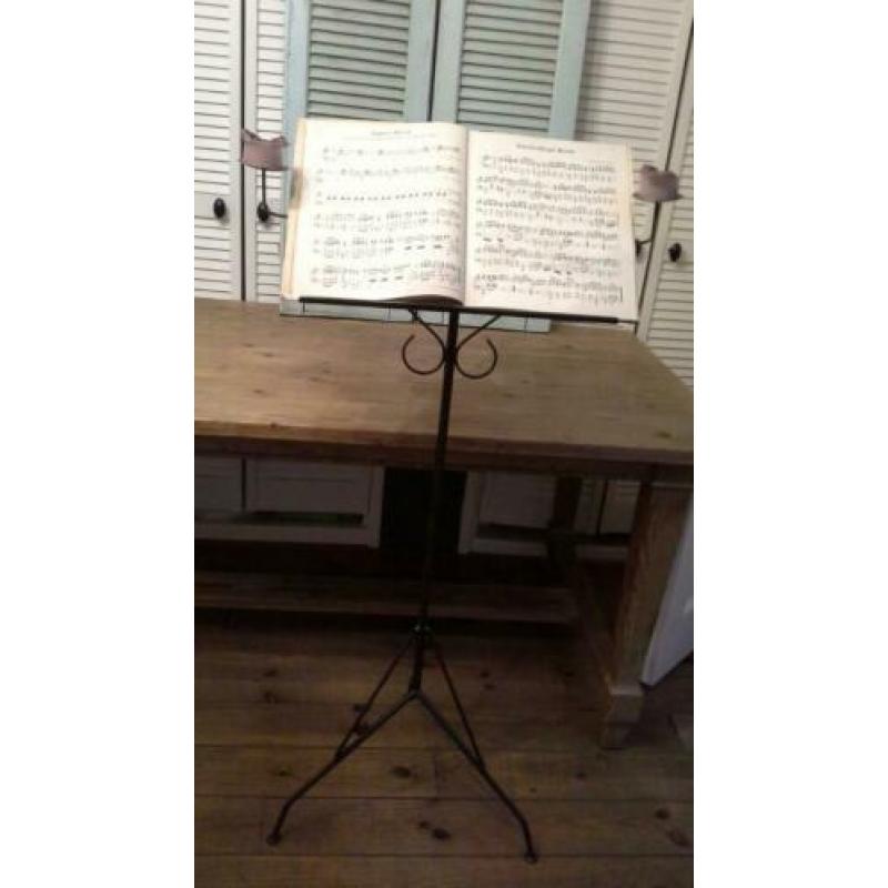 Muziekstandaard met kaarsenhouders.