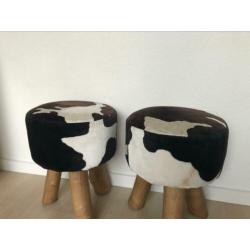 Twee krukjes met koeienhuid print