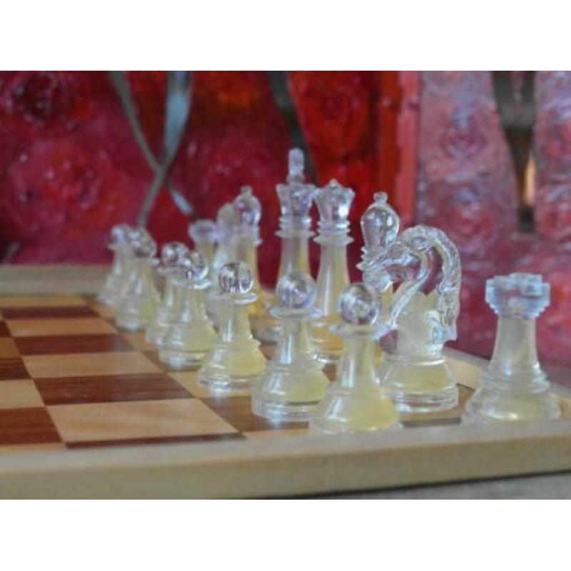 Houten schaakbord met acrylic schaakstukken,schaakspel