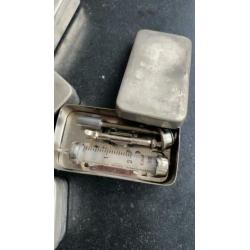 Antieke Vaccinatie doosjes met spuit